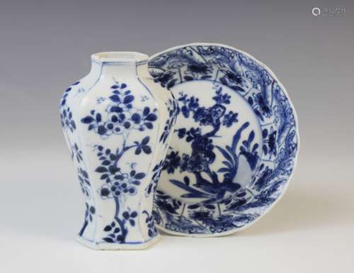 A Chinese porcelain blue and white vase, Kangxi (1661-1722),...