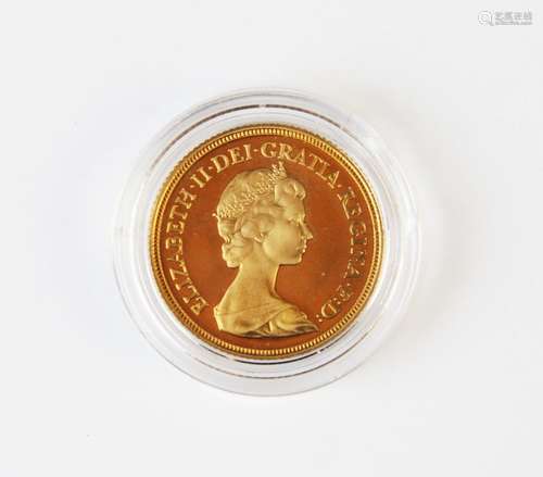 An Elizabeth II sovereign dated 1981, weight 8.1g