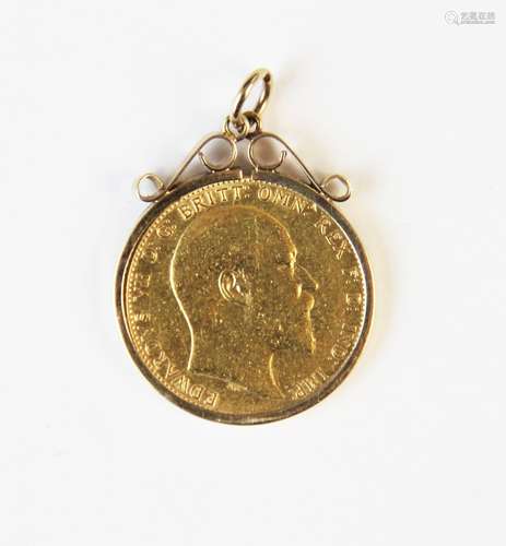 An Edward VII sovereign dated 1907 in pendant mount, gross w...