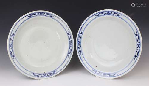 A pair of Chinese porcelain blue and white chargers, late 19...