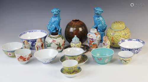 A collection of Chinese porcelain, 19th century and later, t...