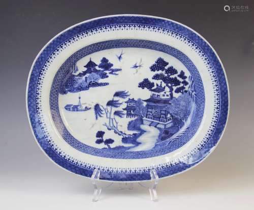 An 18th century Chinese porcelain blue and white serving bow...