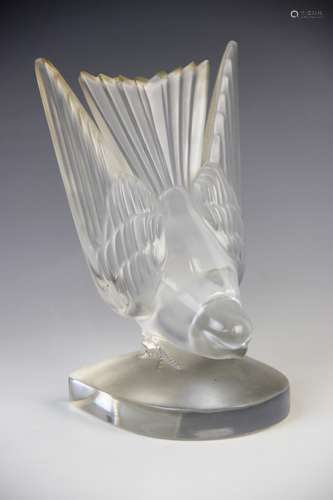 A Lalique France Hirondelle or Swallow paperweight, early 20...