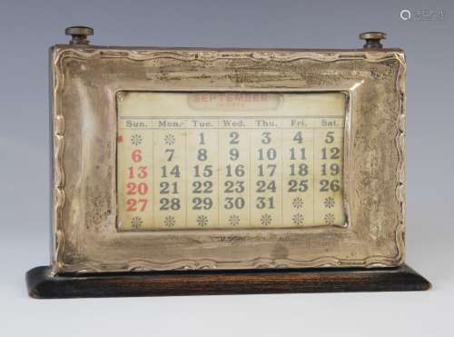 A George V silver mounted desk calendar, Birmingham 1924, th...