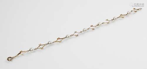 A 9ct gold cultured pearl set bracelet, comprising eight dia...