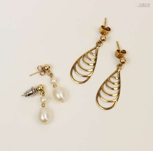 A pair of 9ct gold cultured pearl set drop earrings, each de...