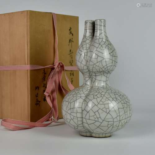 A CHINESE GE-TYPE THREE-SPROUTS DOUBLE-GOURD-SHAPED VASE