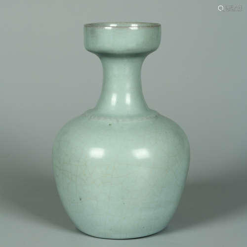 A LONGQUAN CELADON VASE. H.16.5cm