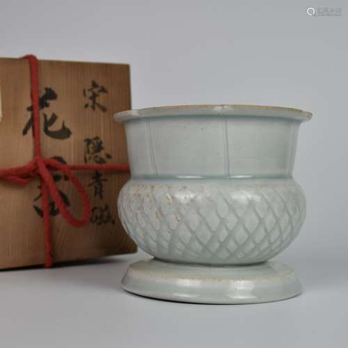 A CHINESE HUTIAN PORCELAIN VASE ZUN