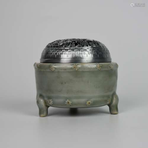 A CHINESE LONGQUAN KILN PORCELAIN INCENSE BURNER