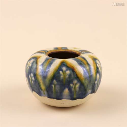 A CHINESE THREE-COLOUR GLAZED POTTERY JAR