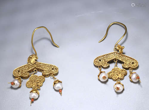 A PAIR OF CHINESE GOLD EARRINGS