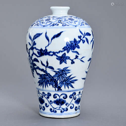 A CHINESE BLUE AND WHITE PORCELAIN MEIPING