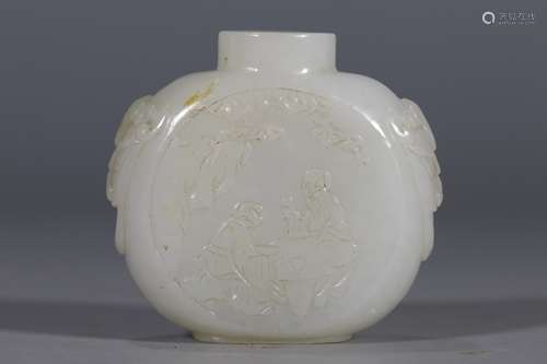 A CHINESE JADE CARVED SNUFF BOTTLE