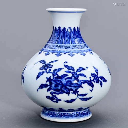 A CHINESE BLUE AND WHITE PORCELAIN VASE WITH YONGZHENG MARK