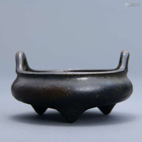 A CHINESE BRONZE TRIPOD CENSER