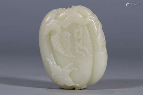 A CHINESE JADE CARVED SNUFF BOTTLE