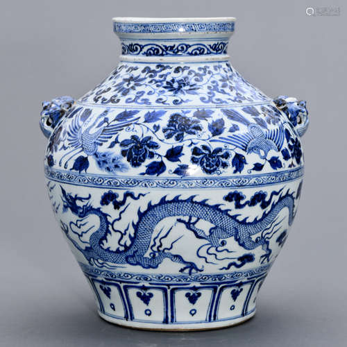 A CHINESE BLUE AND WHITE PORCELAIN JAR WITH DRAGON PATTERN