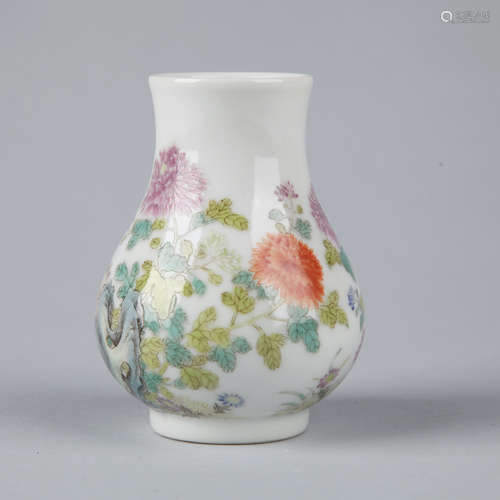 A CHINESE FAMILLE ROSE PORCELAIN VASE