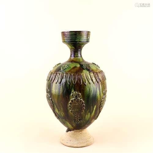 A CHINESE THREE-COLOUR GLAZED POTTERY VASE