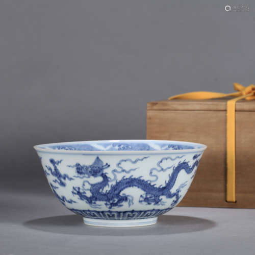 A CHINESE BLUE ANDD WHITE PORCELAIN BOWL WITH DRAGON PATTERN