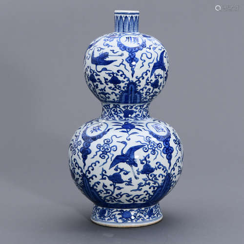 A CHINESE BLUE AND WHITE PORCELAIN PEAR-SHAPED VASE WITH JIA...