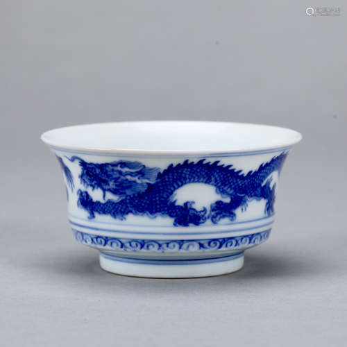 A CHINESE BLUE AND WHITE PORCELAIN CUP WITH DRAGON PATTERN