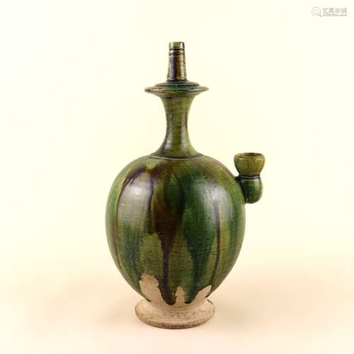 A CHINESE THREE-COLOUR GLAZED POTTERY VASE