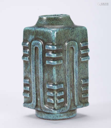 A CHINESE JUN-GLAZED PORCELAIN VASE