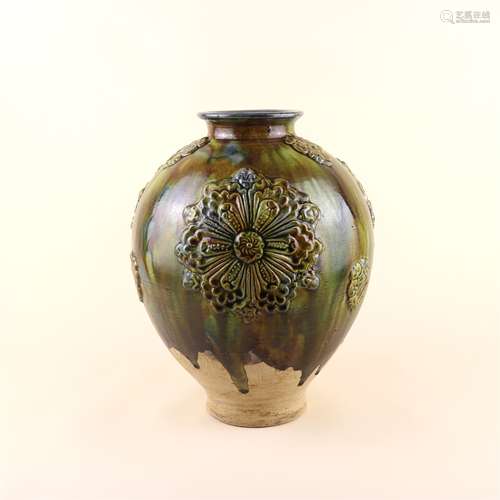 A CHINESE THREE-COLOUR GLAZED POTTERY JAR