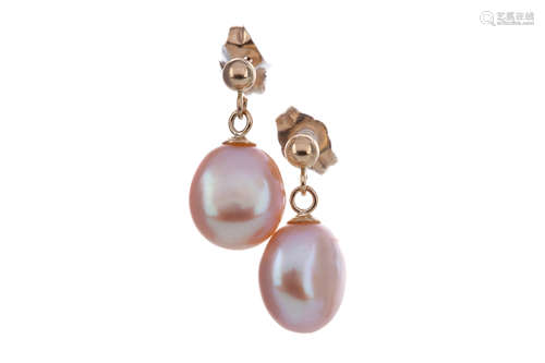 A PAIR OF PEACHY PINK PEARL EARRINGS