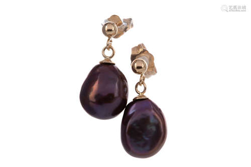 A PAIR OF PEARL EARRINGS