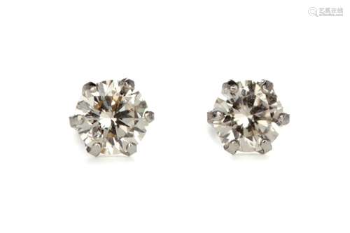 A PAIR OF DIAMOND STUD EARRINGS