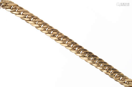 A CURB LINK BRACELET