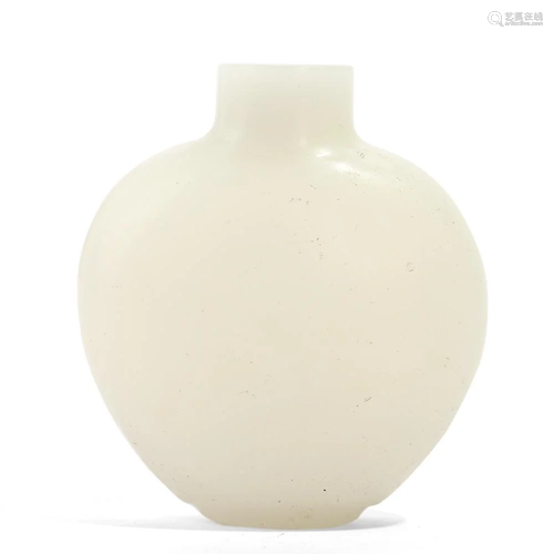 A WHITE GLASS SNUFF BOTTLE