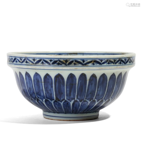 DAISY BLUE AND WHITE BOWL