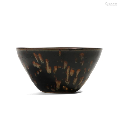 A BLACK-GLAZED TEA CUP