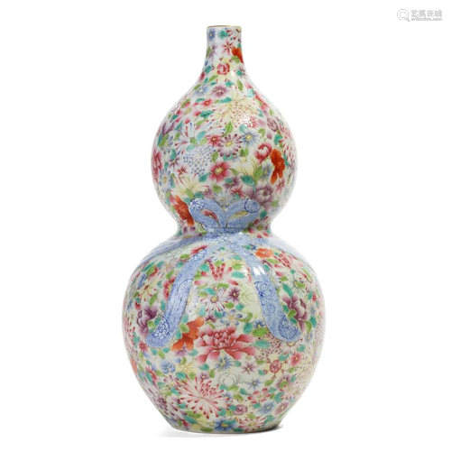 A FAMILLE-ROSE FLORAL 'GOURD' BOTTLE