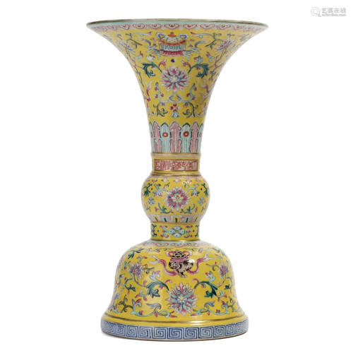 A YELLOW GROUND FAMILLE-ROSE FLORAL BEAKER VASE