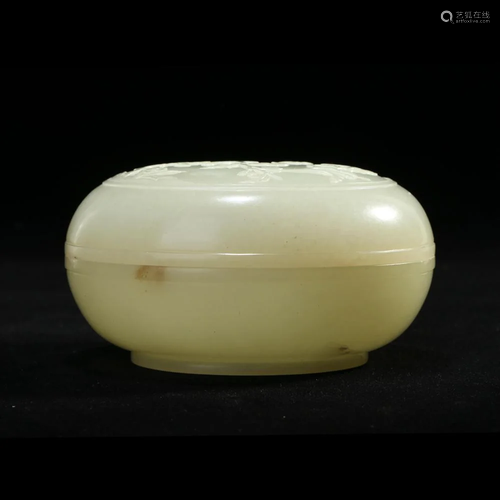 A WHITE JADE CIRCULAR BOX AND COVER