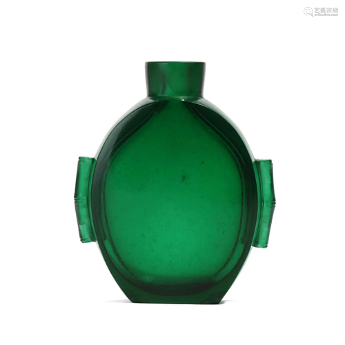 A GREEN GLASS SNUFF BOTTLE