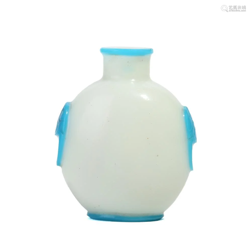 A BLUE AND WHITE GLASS SNUFF BOTTLE