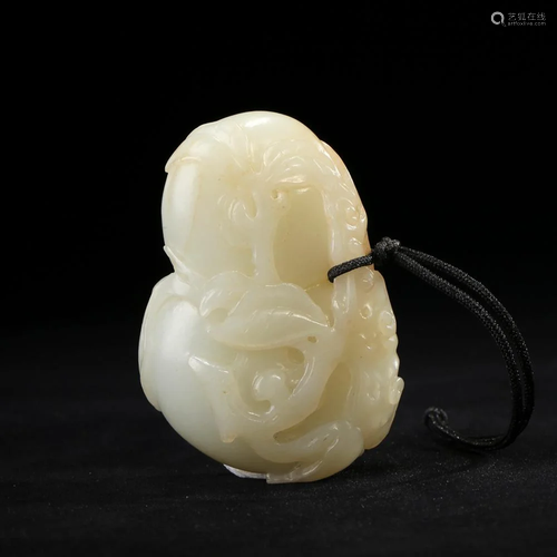 A WHITE JADE PENDANT