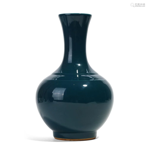 A BLUE GLAZED FLARED-MOUTH VASE