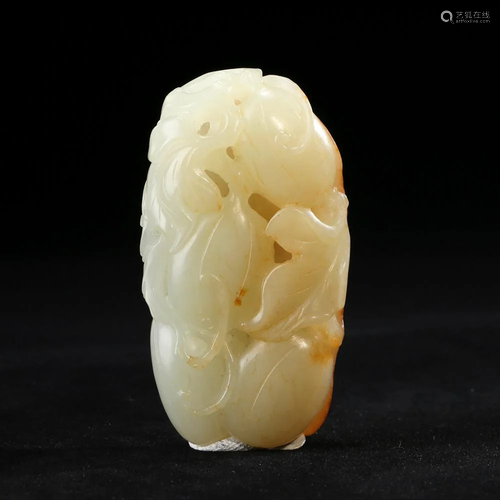 A CARVED JADE 'FRUITS AND GOURD' PENDANT