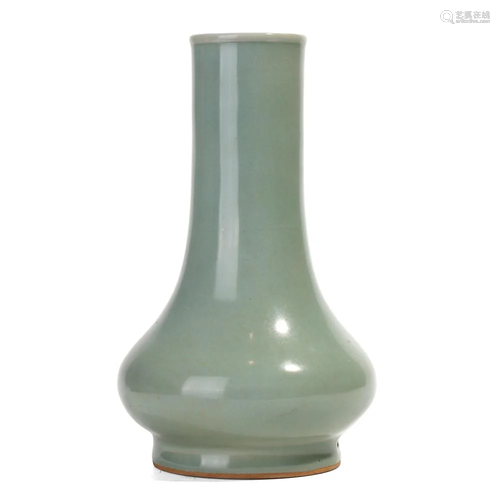 A LONGQUAN CELADON STRAIGHT-NECKED VASE