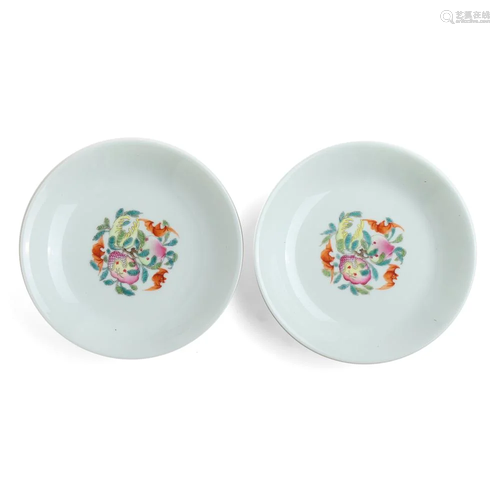 A PAIR OF FAMILLE-ROSE 'PEACH AND BAT' DISHES