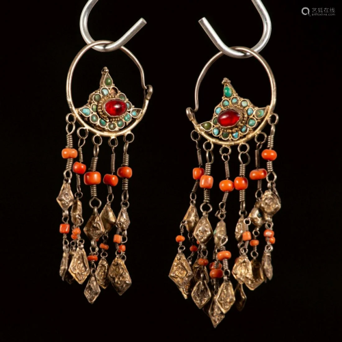 A pair of gilt silver and coral earrings - Uzbekistan -