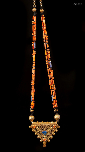 A coral necklace with a gilt metal pendant - Afganistan