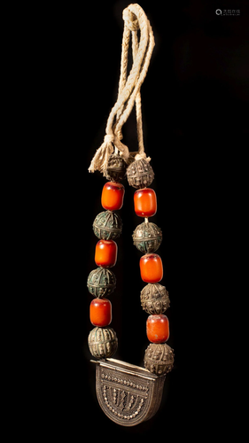 A silver and bakelite beads necklace with a silver